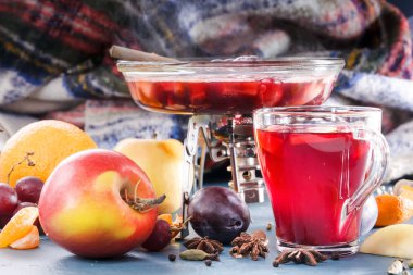 Açık bir yangın mulled şarap hazırlayın. Bir yumruk yemek için. Cam gözlük mulled şarap ve Grog. Baharat, meyve. Kış için sıcak şarap