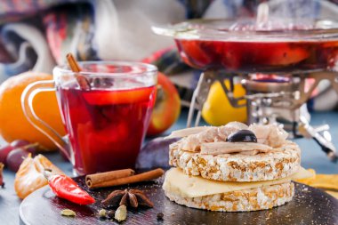 Puffed buğday kek, tavuk eti, meyve ve baharat mulled şarap. Meyve çayı. Yumruk, grog. Sıcak kış şarap