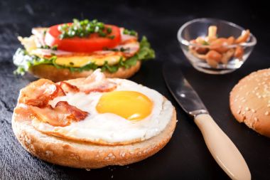 Ekmek, jambon, mantar, domates ve yeşillik kızarmış yumurta ile kahvaltı. Siyah arka plan