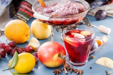 Açık bir yangın mulled şarap hazırlayın. Bir yumruk yemek için. Cam gözlük mulled şarap ve Grog. Baharat, meyve. Kış için sıcak şarap