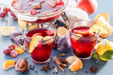 Cam kavanozlar mulled şarap ile. Kış sıcak şarap. Mulled şarap, yumruk, grog. Sıcak meyve çayı. Baharat, meyve