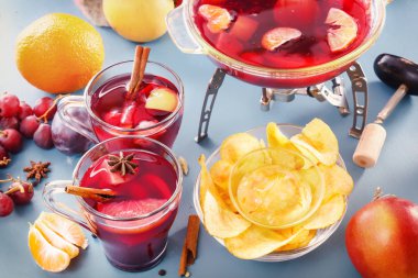 Mull. Gözlük mulled şarap, punch veya grog meyve ve Mısır gevreği ile