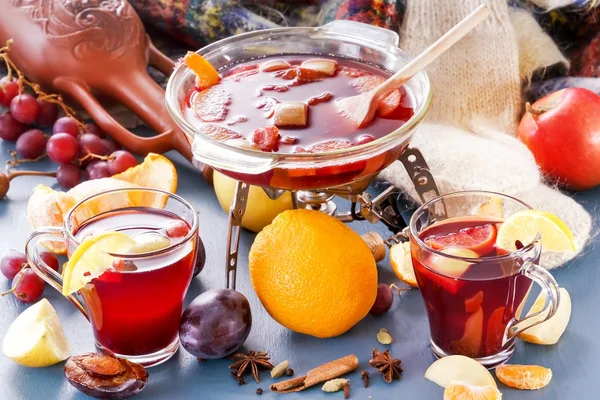 Kış alkollü içecekler - mulled şarap, yumruk, grog. Cam kavanozlar mulled şarap ile. Sıcak meyve çayı. Baharat, meyve. Sıcak şarap.