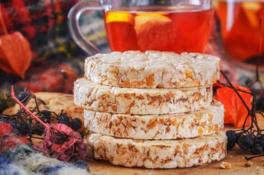 Buğday keki, vahşi orman meyveleri, physalis ve meyve çay limon ile ahşap bir masa üzerinde kabarık. Portre