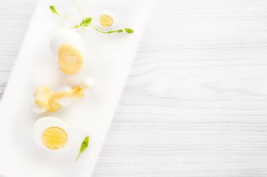 tavuk ve Bıldırcın yumurta soslu hafif bir arka plan üzerinde beyaz bir tabak içinde. Yukarıdan görüntülemek