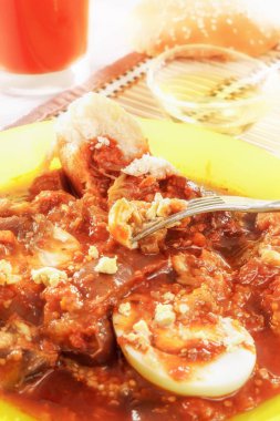 Patlıcan havyar sebze, haşlanmış yumurta ve ekmek. Bir çatalla yumurta bir parçası. Diyet beslenme. Portre