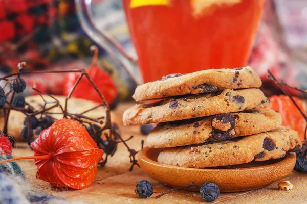Oatmeal Cookies Wooden Plate Red Tea Lemon Wild Forest Berries — Stock Photo, Image