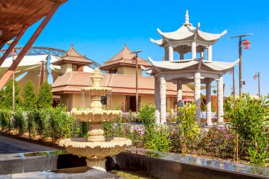 Dubai, Birleşik Arap Emirlikleri - 30 Aralık 2017. Modern peyzaj Dubai Al-Warka içinde Safari Parkının. Dubai Safari Park nerede hayvan--dan dünyanın her yerinden toplanan Dubai'de bir parktır. Canlı hayvanlar doğal şartlarda.