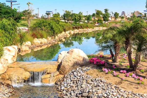 Дубай Оаэ Декабря 2017 Искусственный Бассейн Водопадом Камнями Цветами Деревьями — стоковое фото