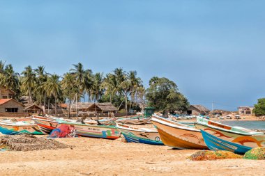 Kalpitiya, Sri Lanka - 1 Ocak 2018. Balıkçı tekneleri Sri Lanka geleneksel balıkçı köyünde. Oceanfront üzerinde Kalpitia Köyü yakınındaki birçok küçük balıkçı köyleri ile geleneksel yapılar vardır. 