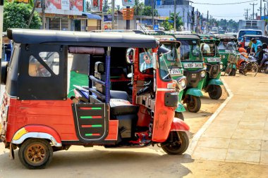 Kalpitiya, Sri Lanka - 2 Ocak 2018. Tuk tuks (bir küçük 3 tekerlekli taksi) sokak Kalpitii otopark. Tuk-tuk Sri Lanka ve Güneydoğu Asya'da çok yaygın bir ekonomik araç var. Turistler arasında popüler