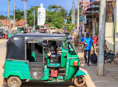 Kalpitiya, Sri Lanka - 2 Ocak 2018. müşteriler beklentisiyle sokakta küçük 3 tekerlekli taksi Tuk-Tuk standları