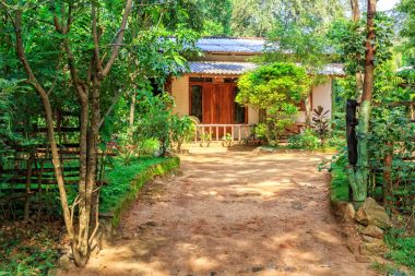 Sigiriya, Sri Lanka - 4 Ocak 2018. kırsal bir tropikal orman güneşli bir evde