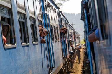 Kandy, Sri Lanka - 8 Ocak 2018. iki yolcu treni tren istasyonuna güneşli bir günde karşılamak.