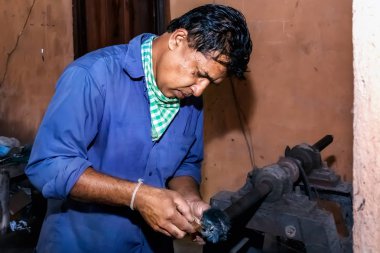 Sigiriya, Sri Lanka - 4 Ocak 2018. esnaf atölye makine parçası biler