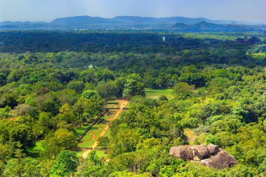 Sigiriya, Sri Lanka - 4 Ocak 2018. Rock Sigiriya Lyon Rock Bahçe ve antik kentin kalıntıları için dağ tırmandıktan sonra görüntüleyin