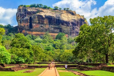 Sigiriya, Sri Lanka - 4 Ocak 2018. Gökyüzü bulutlu güneşli bir yağmur ormanı arasında Sigiriya Lyon kaya Kalesi