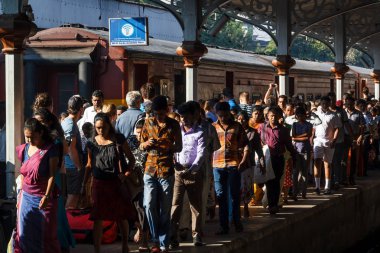Kandy, Sri Lanka - 8 Ocak 2018. insanlar tren ayrıldıktan sonra sabah saat içinde şehir tren istasyonu platformunda gidin. iş günü trafik