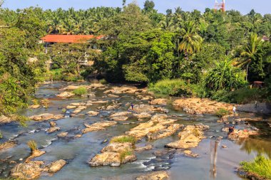 Kandy, Sri Lanka - 9 Ocak 2018. sakinleri banyo ve şehir nehirde çamaşır yıkamak