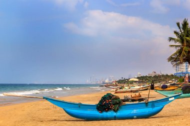 Colombo, Sri Lanka - 11 Ocak 2018. geleneksel balıkçı teknesi sahilde denize girmeden önce standları