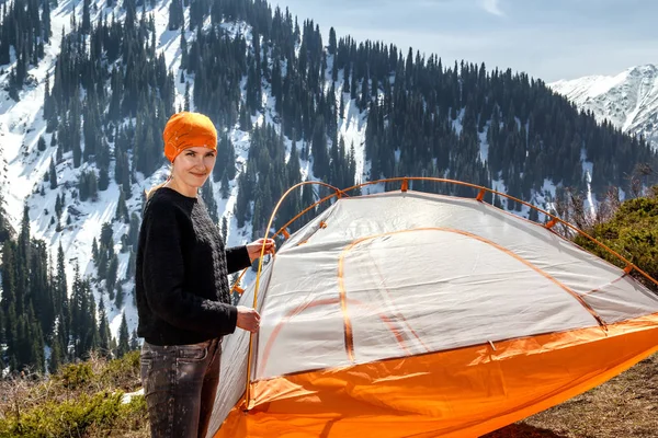 Bela Menina Turista Perto Uma Tenda Fundo Montanhas Cobertas Neve — Fotografia de Stock