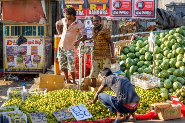 Kandy, Sri Lanka - 8 Ocak 2018. meyve ve sebze satıcıları alıcılar beklentisiyle kaldırımda bulunan