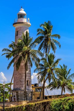 yağmur ormanlarında mavi gökyüzü bulutlu güneşli bir karşı eski deniz deniz feneri