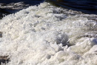 kap beyaz köpük dalga kıyıya yakın bir deniz üzerinde sörf sırasında dokulu. arka plan resmi