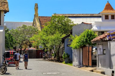  Galle, Sri Lanka - 13 Ocak 2018. şehrin eski kesiminde güneşli bir günde ziyaret sırt çantaları kızlarla