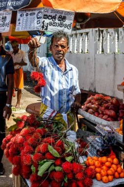 Galle, Sri Lanka - 13 Ocak 2018. meyve ve sebzelerin sokak satıcı kendi mal alıcılar için sunmaktadır.