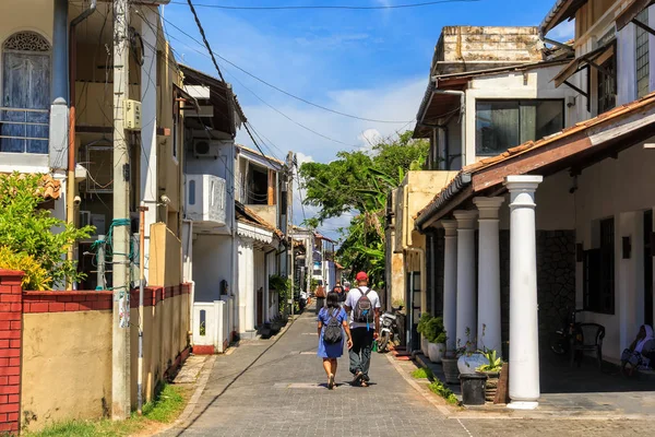 Galle, Sri Lanka - 13 Ocak 2018. sırt çantaları turistlerle kentin tarihi güneşli bir günde seyahat.