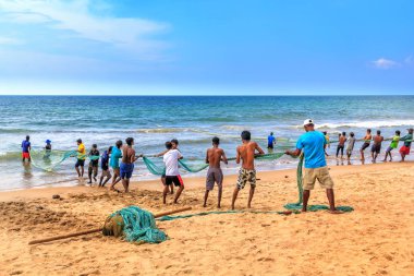 Colombo, Sri Lanka - 14 Ocak 2018. Balıkçılar bir trol catch ile sahilde güneşli bir günde çekin