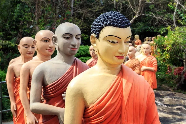 斯里兰卡 2018年1月9日 佛教僧侣的雕像站在排队敬拜佛陀 — 图库照片
