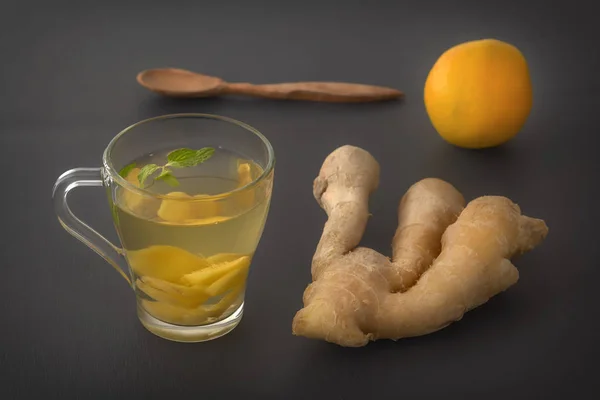 Thé au gingembre avec citron et menthe sur une table en bois gris. Gros plan — Photo