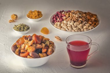 Doğal protein - kuru krep, komposto, fındık ve tohumlar açık ahşap bir masada.