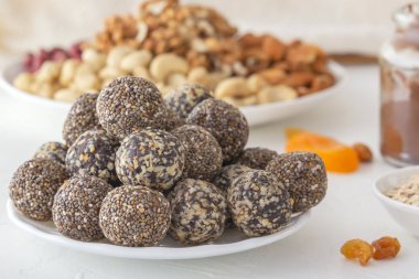 Fındık, kakao ve bal ile sağlıklı organik enerji ısırıkları. Spor yemekleri, vejetaryen çiğ yiyecekler. Yakın plan.