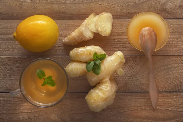 Thé au gingembre avec citron, miel et menthe sur une table en bois. Vue du dessus — Photo