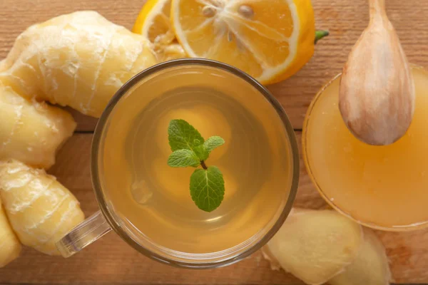 Té de jengibre con limón, miel y menta en una mesa de madera. Primer plano. Vista superior — Foto de Stock