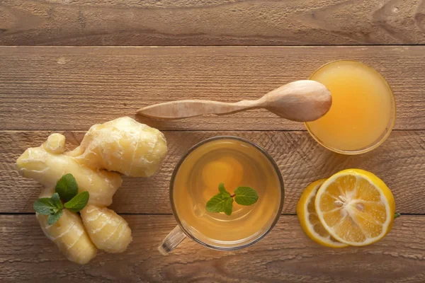 Té de jengibre con limón, miel y menta en una mesa de madera. Copiar espacio. Vista superior — Foto de Stock