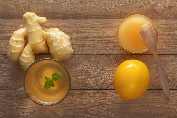 Thé au gingembre avec citron, miel et menthe sur une table en bois. Espace de copie. Vue du dessus — Photo