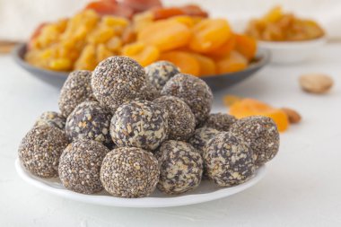 Fındık, kakao ve bal ile sağlıklı organik enerji ısırıkları. Spor yemekleri, vejetaryen çiğ yiyecekler. Yakın plan.