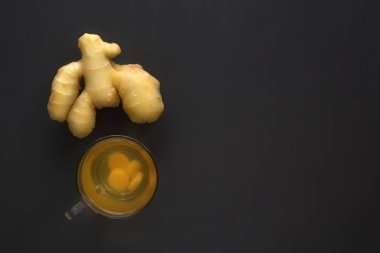 Koyu ahşap bir masada zencefilli çay. Uzayı kopyala Üst görünüm