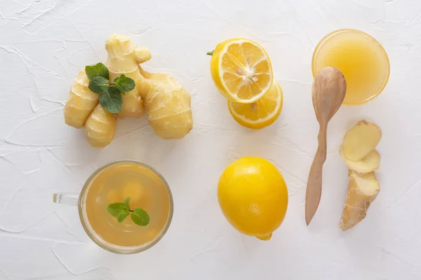 Té con jengibre, menta, limón y miel en una mesa de madera blanca. Vista superior — Foto de Stock