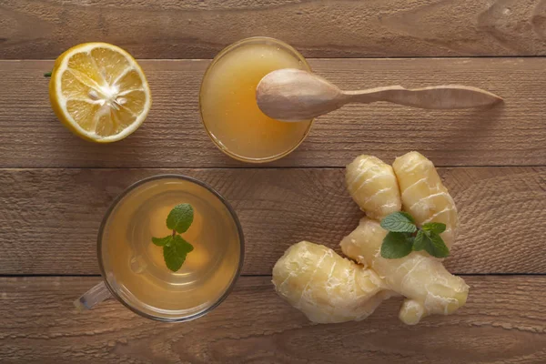 Té de jengibre con limón, miel y menta en una mesa de madera. Vista superior — Foto de Stock