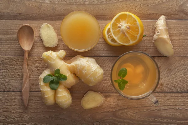 Té de jengibre con limón, miel y menta en una mesa de madera. Vista superior — Foto de Stock