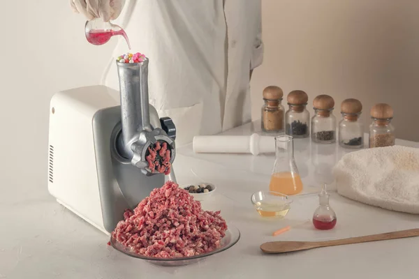 Laboratuvardaki kimyasal elementlerden yapay et üretimi. Boşluğu kopyala