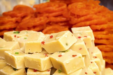 Burfi Hint tatlıları sokak tezgahlarında satılıyor.