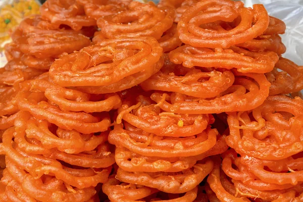 Jalebi Hint tatlıları sokak tezgahlarında satılıyor.