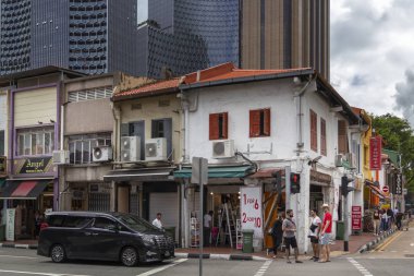 Singapur - 8 Ocak 2020. Küçük Hindistan 'ın tarihi bölgesinde, modern binaların arka planında eski evler ve dükkanlar olan sokaklar.