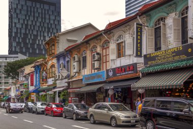 Singapur - 8 Ocak 2020. Küçük Hindistan 'ın tarihi bölgesinde, modern binaların arka planında eski evler ve dükkanlar olan sokaklar.